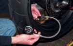 ¿Cómo medir correctamente la presión del aire de los neumáticos de la moto?