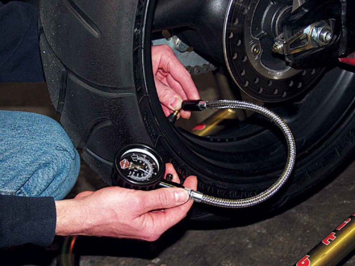 Chalecos Airbag Moto » ¿Cómo medir correctamente la presión del aire de los neumáticos de la moto?